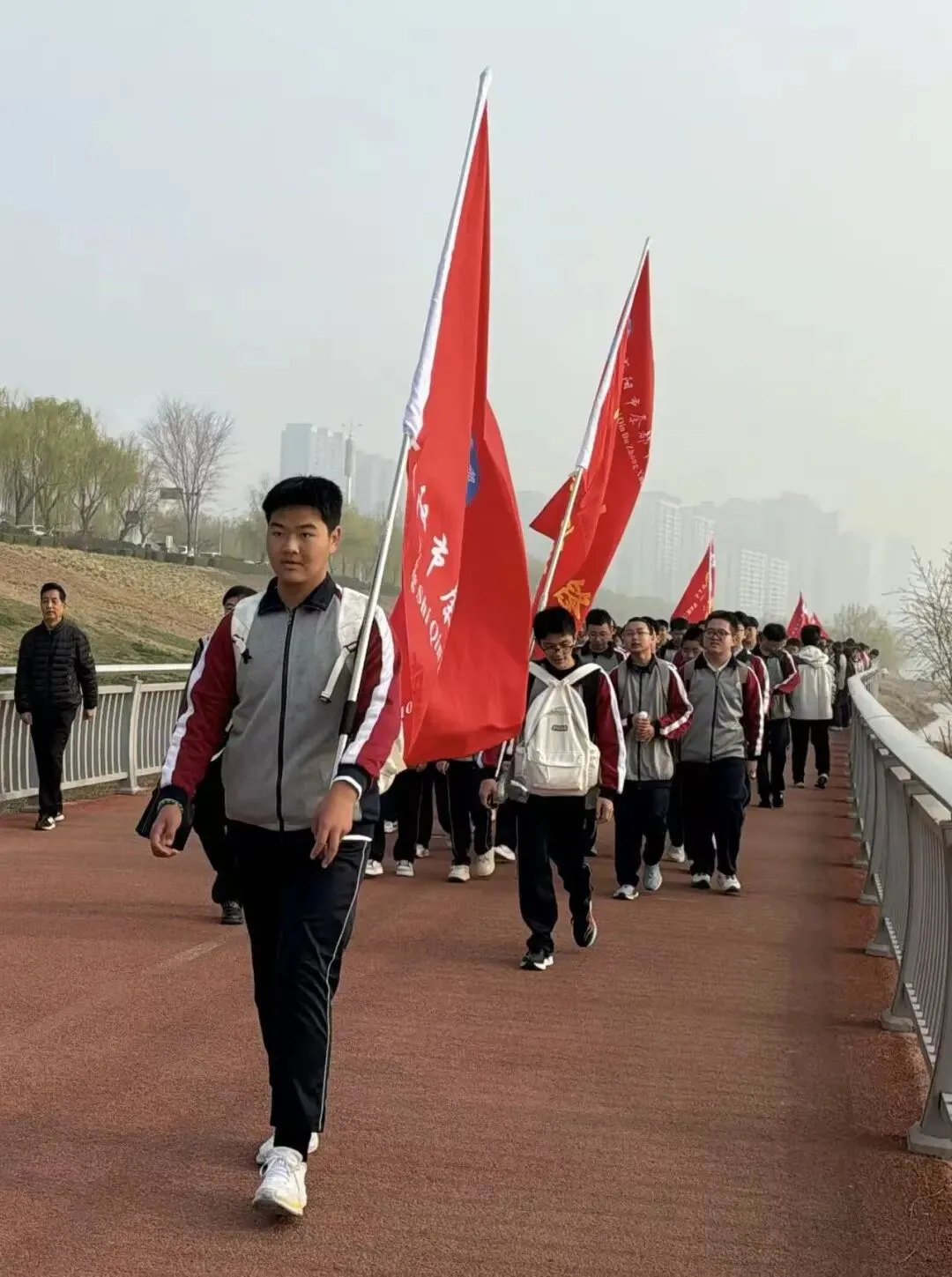 青春远足向光行 百日逐梦战中考——秦都中学举行2026届中考百日誓师暨远足励志活动 第19张 青春远足向光行 百日逐梦战中考——秦都中学举行2026届中考百日誓师暨远足励志活动 第19张