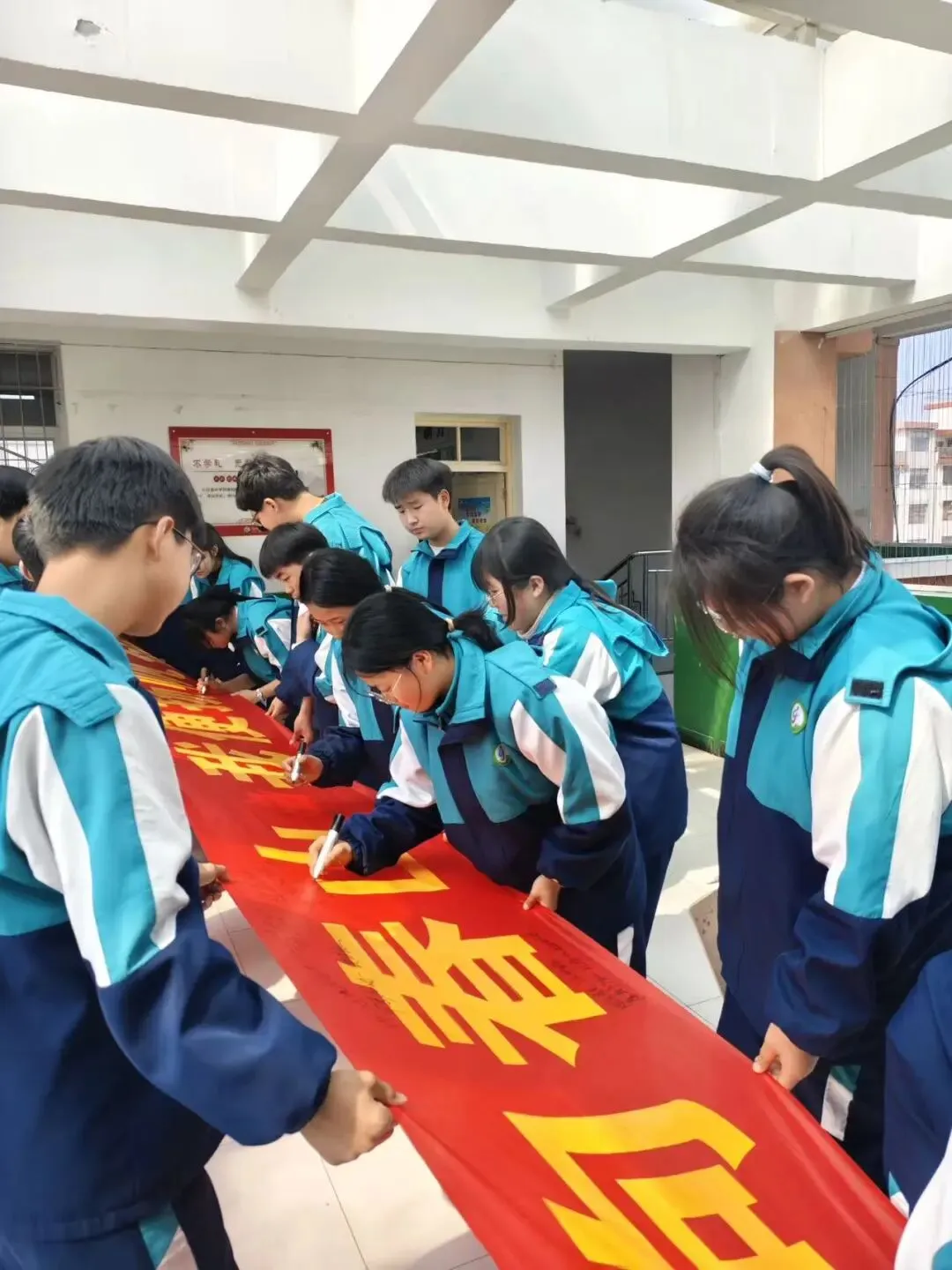 百日砺剑决战中考 蟾宫折桂不负青春——洛南仓颉九年制学校举行2026届百日冲刺誓师大会 第67张