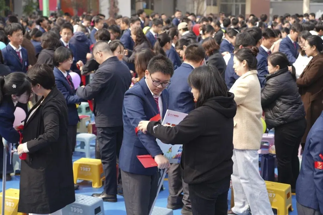 亮剑中考搏百日 筑梦六月创辉煌 | 交大附中雁塔校区举行初2026届百日誓师大会-第37张图片-四季读书网