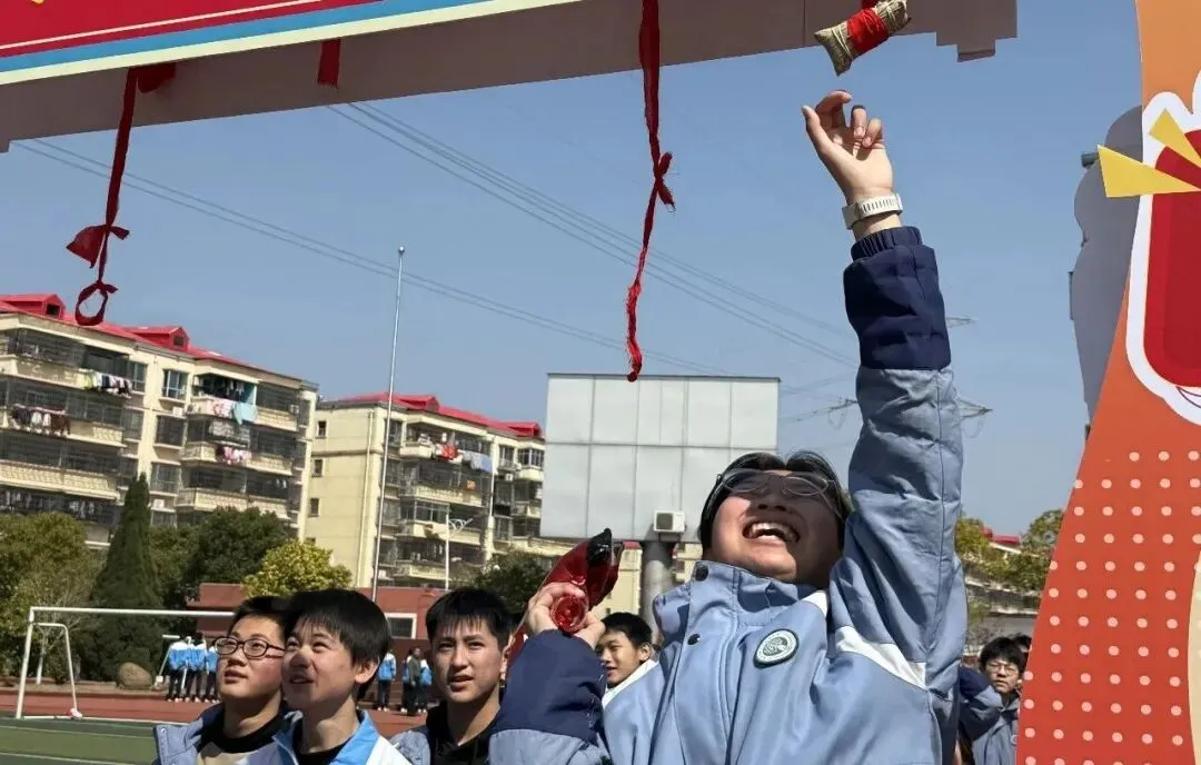 百日磨剑,逐梦中考——艾溪湖中学2026届中考百日誓师大会-第7张图片-四季读书网