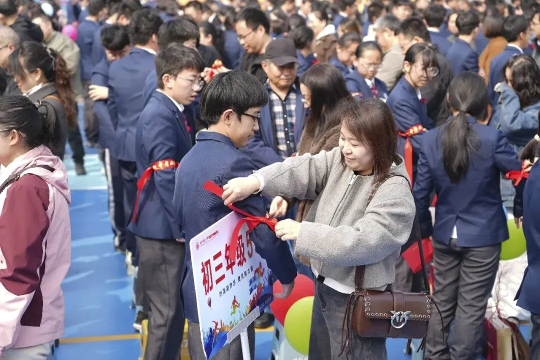 亮剑中考搏百日 筑梦六月创辉煌 | 交大附中雁塔校区举行初2026届百日誓师大会-第38张图片-四季读书网