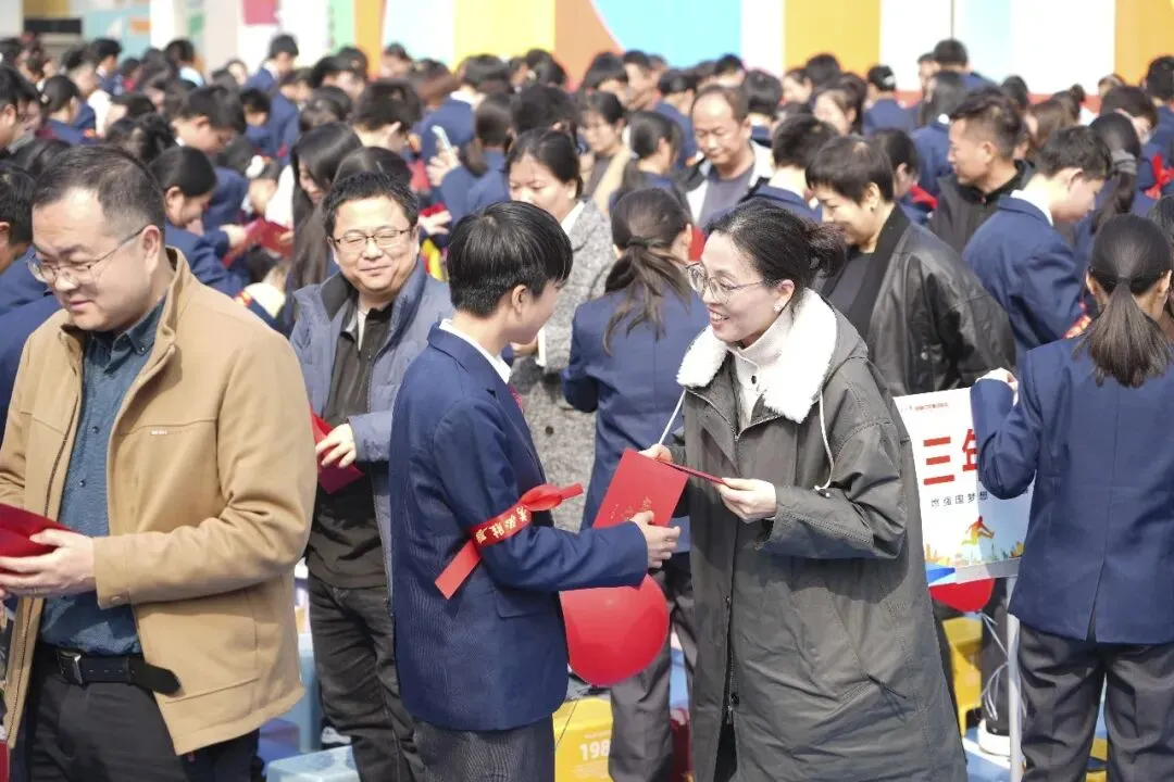 亮剑中考搏百日 筑梦六月创辉煌 | 交大附中雁塔校区举行初2026届百日誓师大会-第39张图片-四季读书网