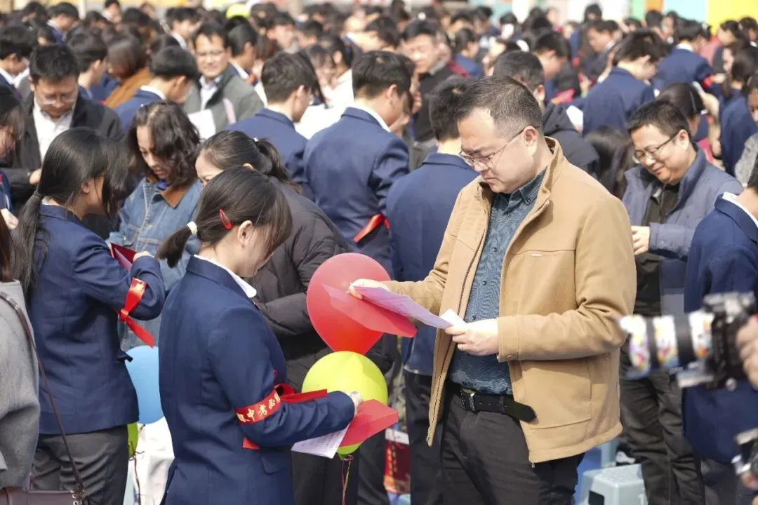亮剑中考搏百日 筑梦六月创辉煌 | 交大附中雁塔校区举行初2026届百日誓师大会-第40张图片-四季读书网