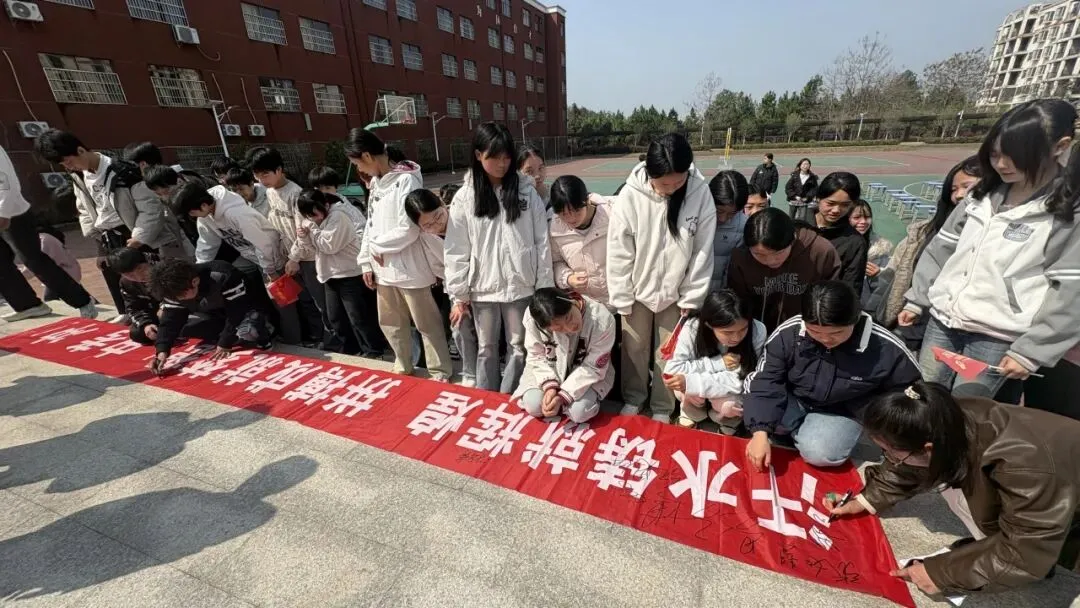 百日砺剑,逐梦中考——龙溪中学2026届中考百日誓师大会圆满举行 第20张 百日砺剑,逐梦中考——龙溪中学2026届中考百日誓师大会圆满举行 第20张