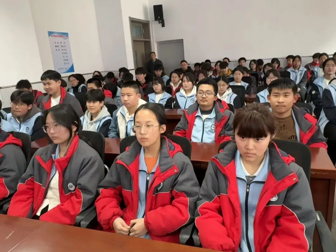 百日奋进,青春无悔——南苑学校中考冲刺誓师大会圆满举行-第28张图片-四季读书网