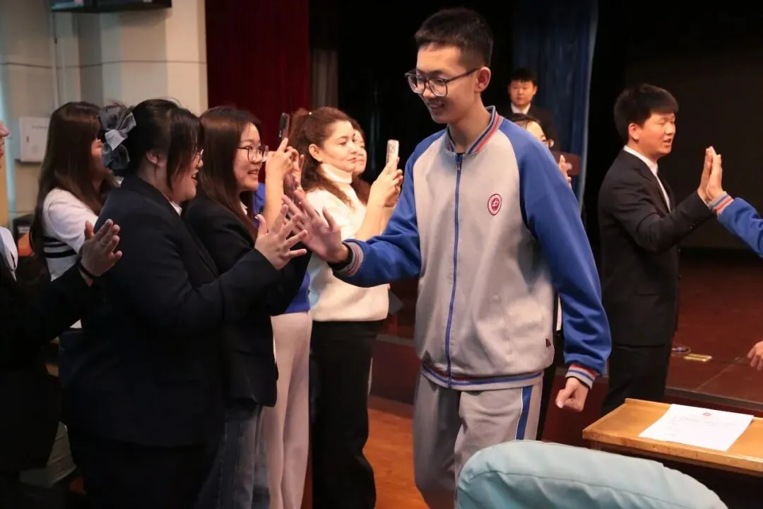 百日砺剑,逐梦中考——乌鲁木齐市第二十三中学教育集团(黄河校区)2026 届百日誓师大会燃情启幕-第31张图片-四季读书网 百日砺剑,逐梦中考——乌鲁木齐市第二十三中学教育集团(黄河校区)2026 届百日誓师大会燃情启幕-第31张图片-四季读书网