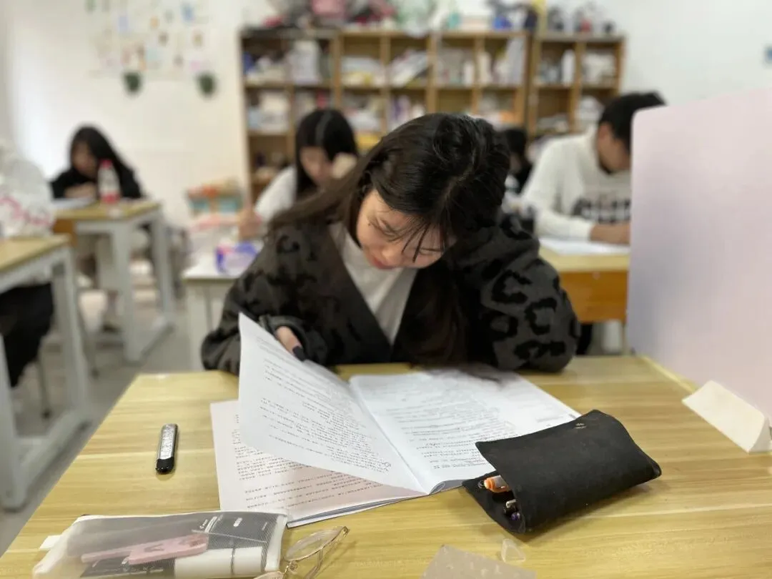 深联2021届第一次模拟考试进行中-第7张图片-四季读书网