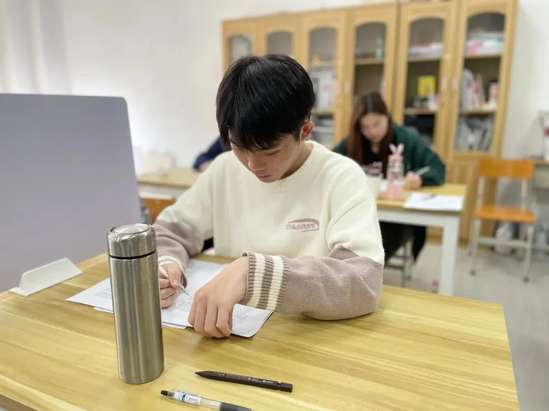 深联2021届第一次模拟考试进行中-第9张图片-四季读书网