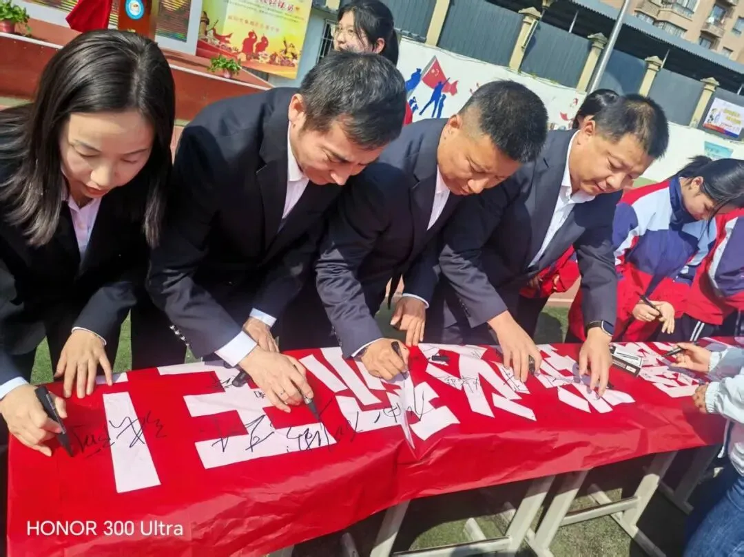 百日誓师剑出鞘 六月扬眉战中考 ——古渡初级中学2026届中考百日誓师大会圆满落幕-第53张图片-四季读书网 百日誓师剑出鞘 六月扬眉战中考 ——古渡初级中学2026届中考百日誓师大会圆满落幕-第53张图片-四季读书网
