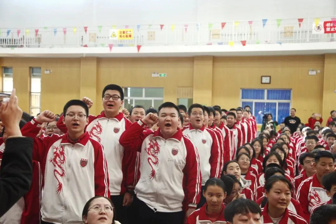 百日砺剑战中考 青春逐梦向未来——我校初三年级隆重举行中考百日誓师大会-第25张图片-四季读书网 百日砺剑战中考 青春逐梦向未来——我校初三年级隆重举行中考百日誓师大会-第25张图片-四季读书网