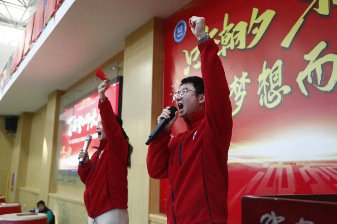 百日砺剑战中考 青春逐梦向未来——我校初三年级隆重举行中考百日誓师大会-第26张图片-四季读书网 百日砺剑战中考 青春逐梦向未来——我校初三年级隆重举行中考百日誓师大会-第26张图片-四季读书网