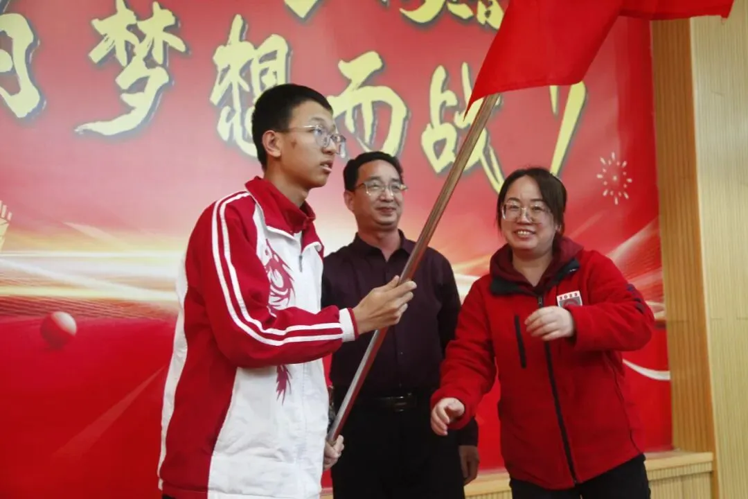 百日砺剑战中考 青春逐梦向未来——我校初三年级隆重举行中考百日誓师大会-第30张图片-四季读书网 百日砺剑战中考 青春逐梦向未来——我校初三年级隆重举行中考百日誓师大会-第30张图片-四季读书网
