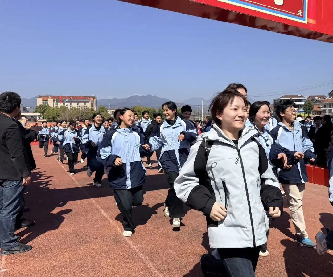 春风启新程 百日战中考——勉阳初级中学隆重举行开学典礼暨百日誓师大会-第40张图片-四季读书网 春风启新程 百日战中考——勉阳初级中学隆重举行开学典礼暨百日誓师大会-第40张图片-四季读书网