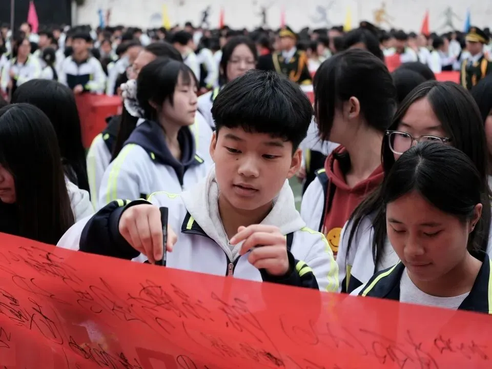 百日砺剑 逐梦中考|兴义市顶效街道初级中学2026中考百日誓师大会圆满举行-第77张图片-四季读书网