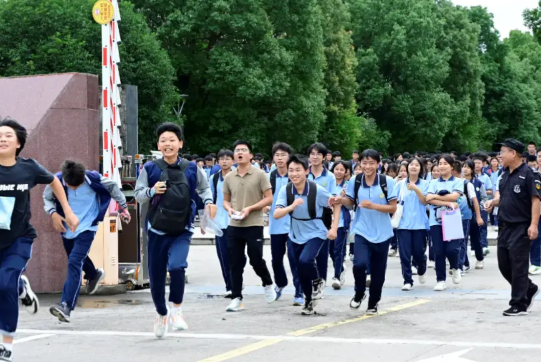 人大代表建议:取消中考分流-第3张图片-四季读书网