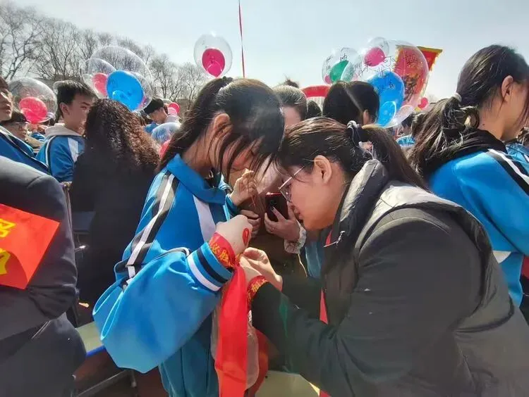 骐骥乘风 逐光山海‖沁河中学2026年中考百日誓师大会-第126张图片-四季读书网