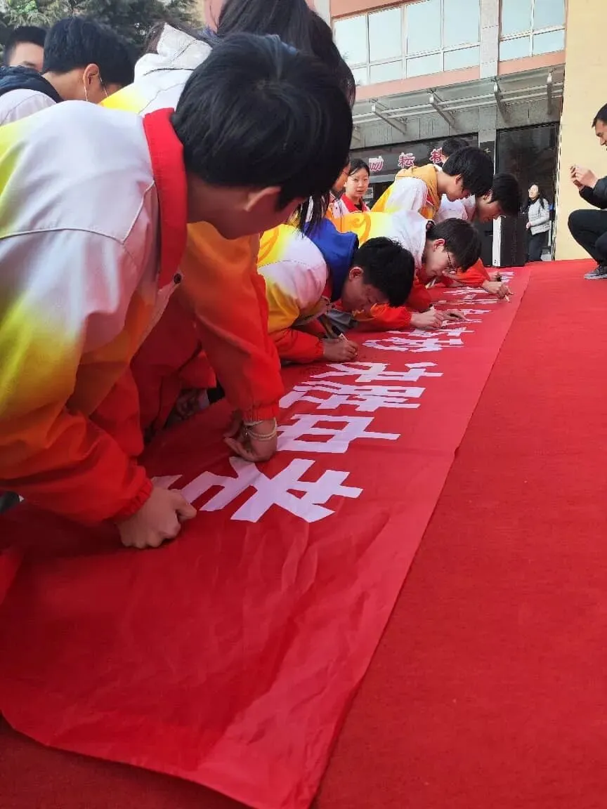 鏖战百日酬壮志 逐梦中考向未来 ——康园中学2026届中考百日冲刺誓师大会-第18张图片-四季读书网