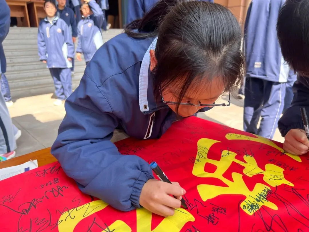 【德新德育】奋战百日,圆梦中考——德清县第三中学举行2026 届百日誓师大会-第18张图片-四季读书网 【德新德育】奋战百日,圆梦中考——德清县第三中学举行2026 届百日誓师大会-第18张图片-四季读书网