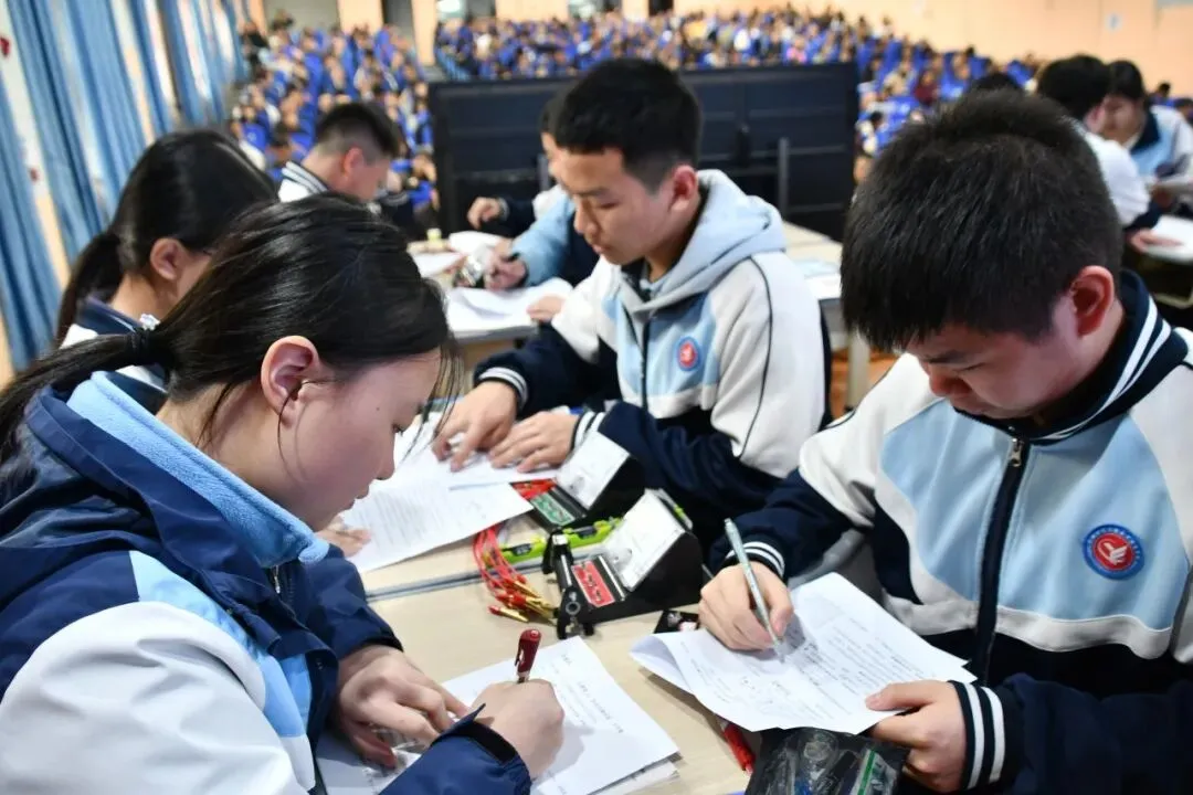 【事关中考】聚焦教研提质·赋能中考物理|2026年泸州市初中学业水平考试物理学科教研活动在龙马潭区尹吉甫学校举行 第5张 【事关中考】聚焦教研提质·赋能中考物理|2026年泸州市初中学业水平考试物理学科教研活动在龙马潭区尹吉甫学校举行 第5张