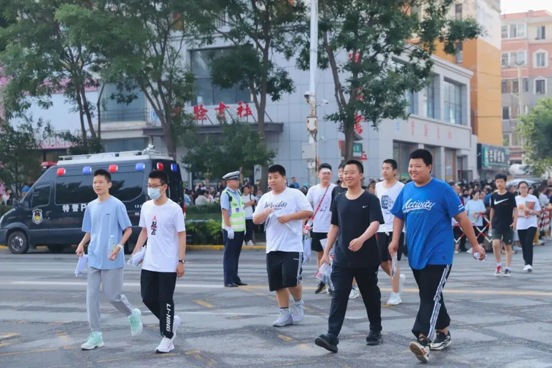 中考拉开大幕 考生自信应考-第2张图片-四季读书网