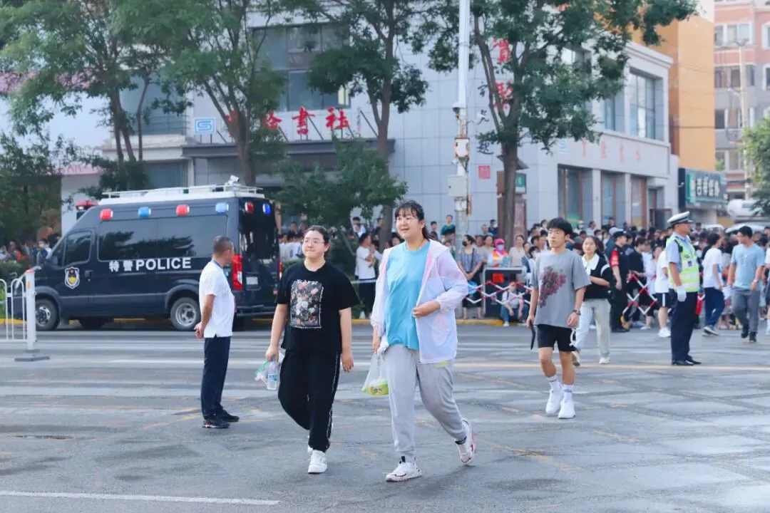 中考拉开大幕 考生自信应考-第3张图片-四季读书网
