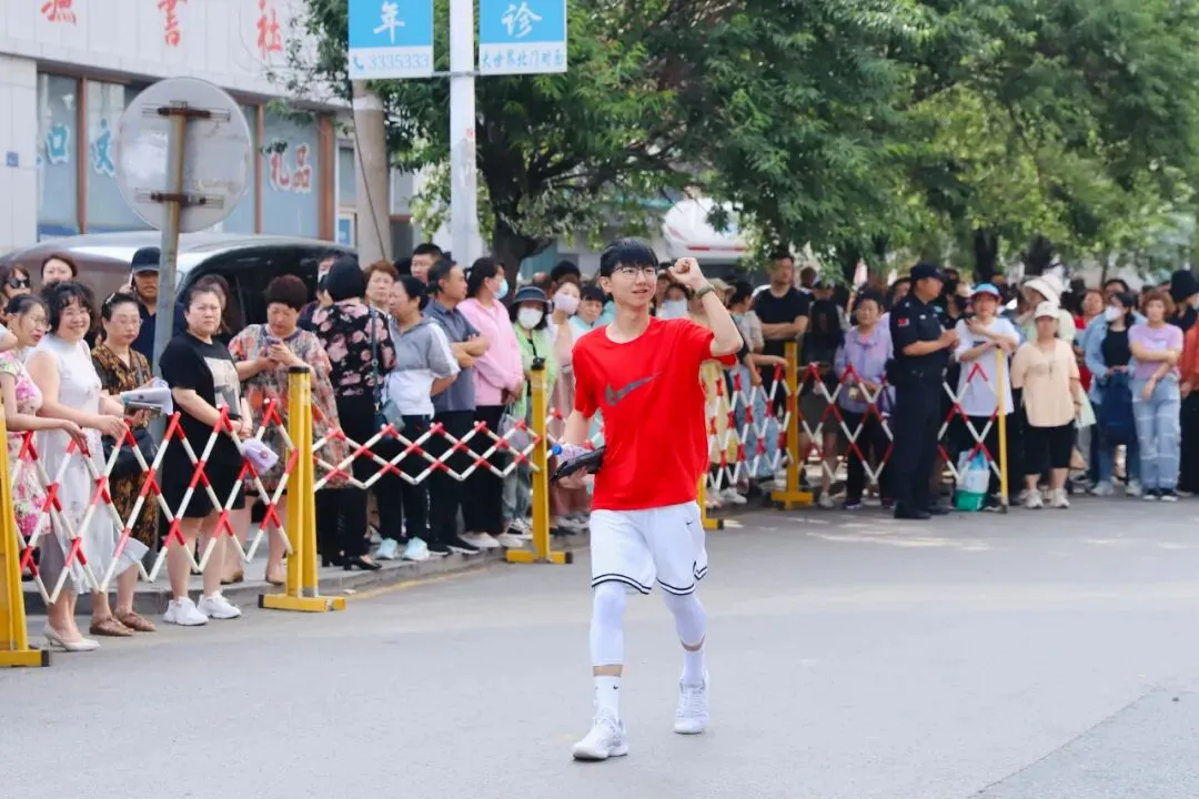 中考拉开大幕 考生自信应考-第5张图片-四季读书网