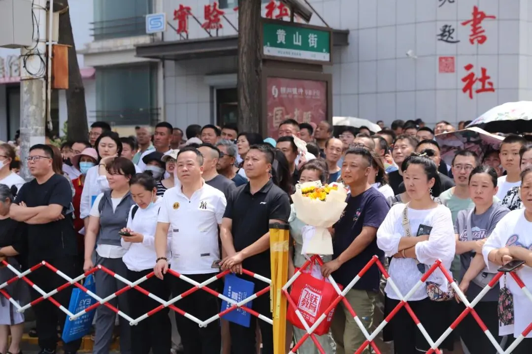 中考拉开大幕 考生自信应考-第9张图片-四季读书网