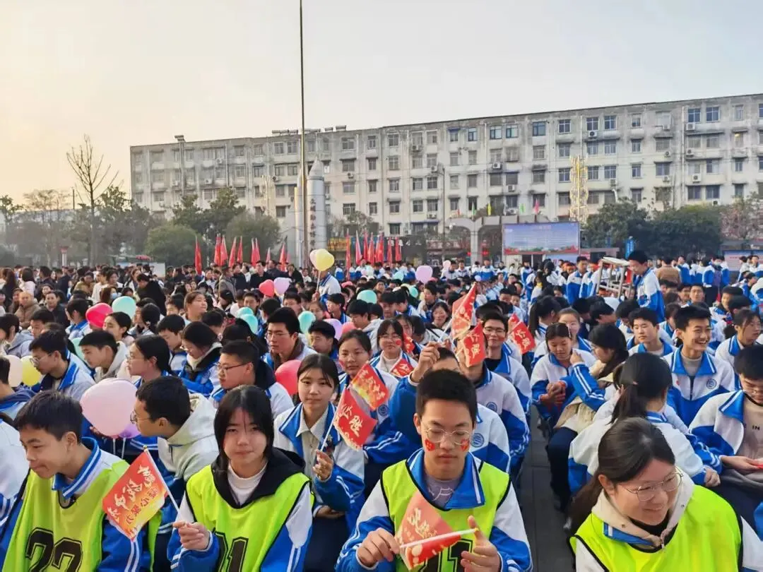 以青春之名,赴百日之约——中考百日誓师大会纪实-第2张图片-四季读书网 以青春之名,赴百日之约——中考百日誓师大会纪实-第2张图片-四季读书网