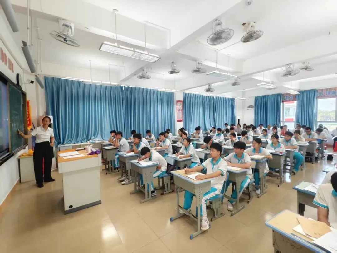 研训赋能备中考 同心聚力提质效——保亭县2026年春季学期中考(含生地会考)调研系列活动在我校圆满举行-第12张图片-四季读书网 研训赋能备中考 同心聚力提质效——保亭县2026年春季学期中考(含生地会考)调研系列活动在我校圆满举行-第12张图片-四季读书网