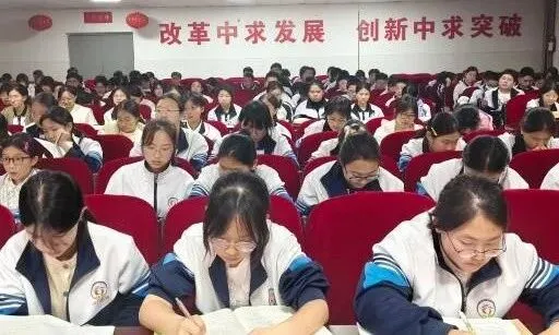 春潮涌动,战马催征!—九年级期末总结暨中考动员大会顺利举行-第18张图片-四季读书网