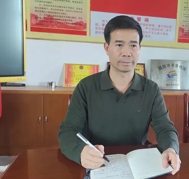 备考会议|深耕细作研策略,笃行不怠迎中考——我校召开2026年备考会议-第15张图片-四季读书网