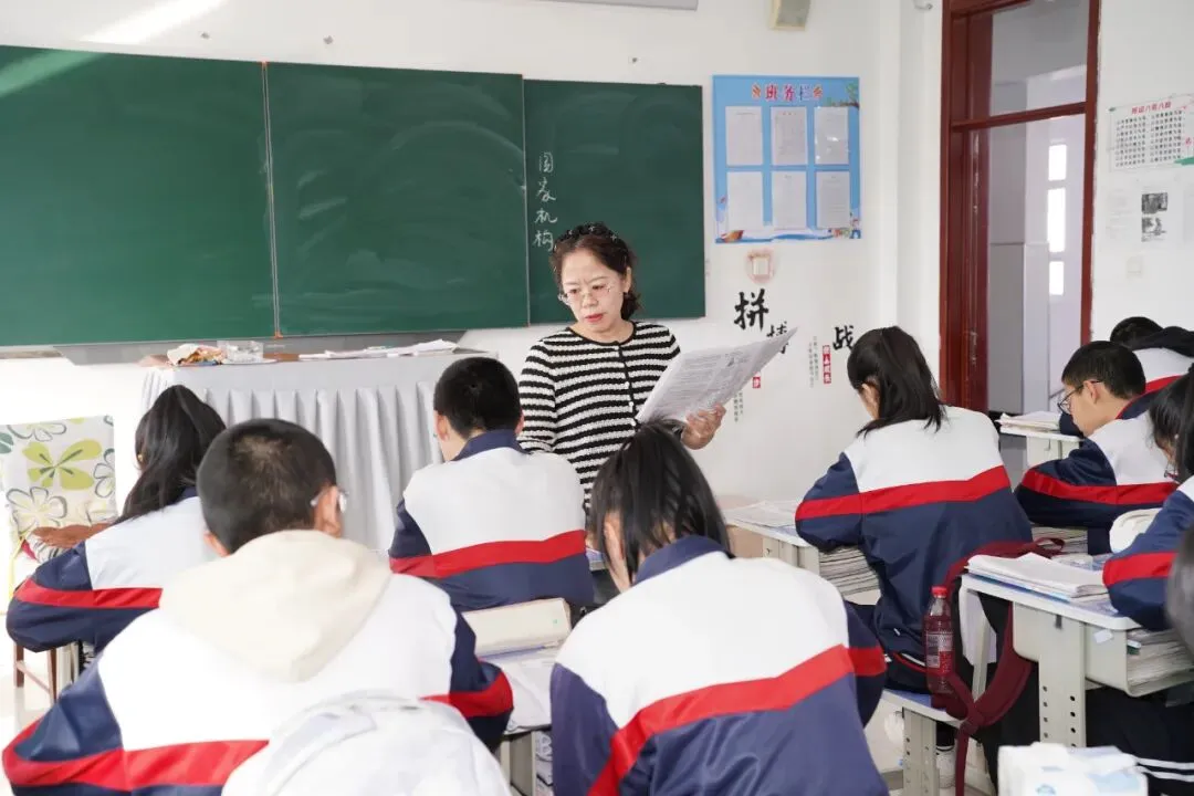 以研促教强实效 凝心聚力备中考——萝北县宝泉岭学校初四听评课活动纪实 第15张 以研促教强实效 凝心聚力备中考——萝北县宝泉岭学校初四听评课活动纪实 第15张