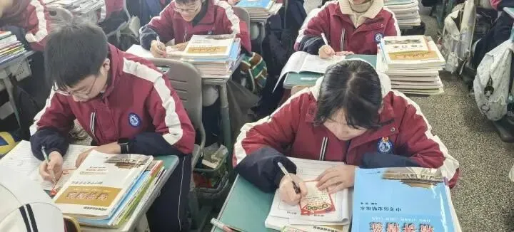 暖心教育|百日冲刺战中考 一鼓作气创辉煌 ---------独山港中学举行2026年百日誓师大会 第29张 暖心教育|百日冲刺战中考 一鼓作气创辉煌 ---------独山港中学举行2026年百日誓师大会 第29张