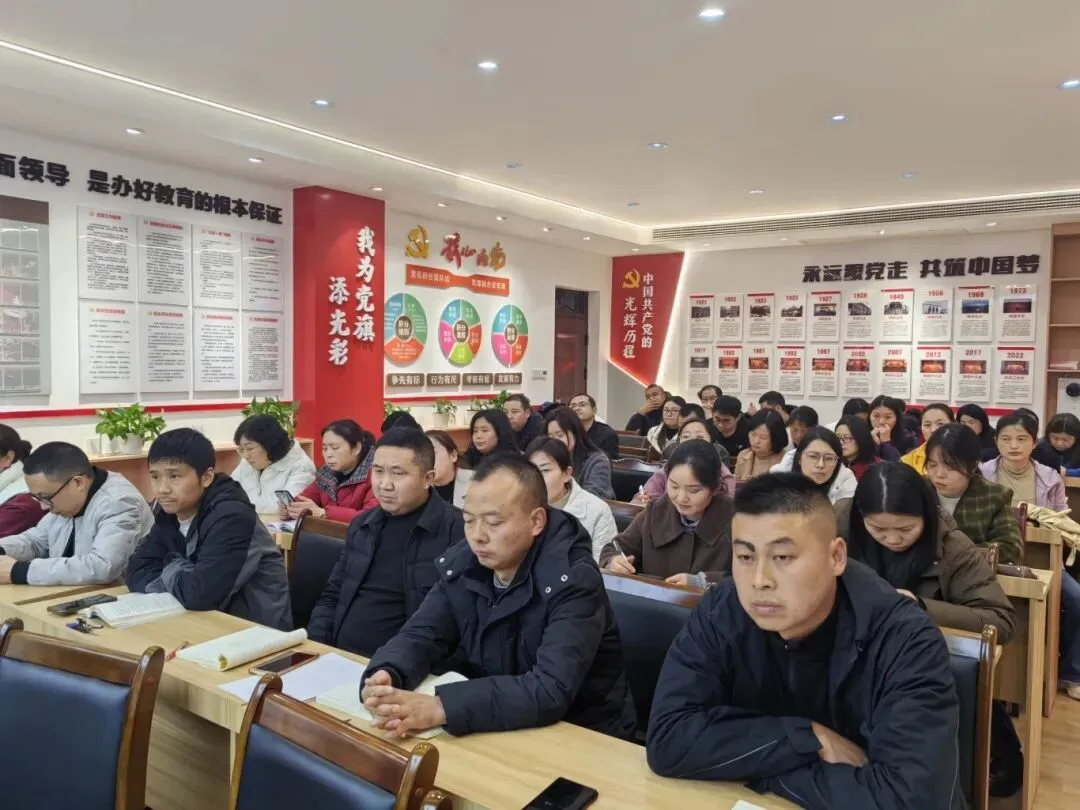 擂响中考战鼓 凝心聚力前行——通江县实验中学召开2026年春学期初三毕业班工作会-第14张图片-四季读书网