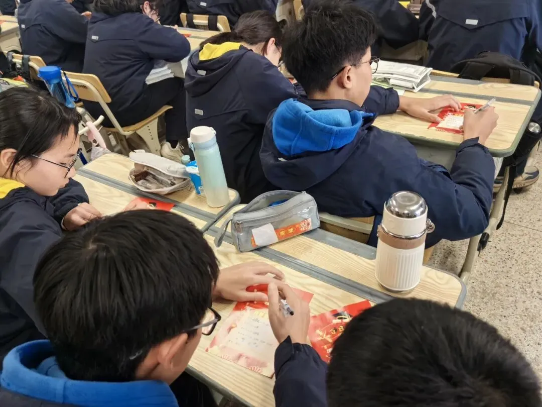 百日砺剑 逐梦中考——南苑中学九(13)班举行初三中考百日誓师活动 第31张 百日砺剑 逐梦中考——南苑中学九(13)班举行初三中考百日誓师活动 第31张