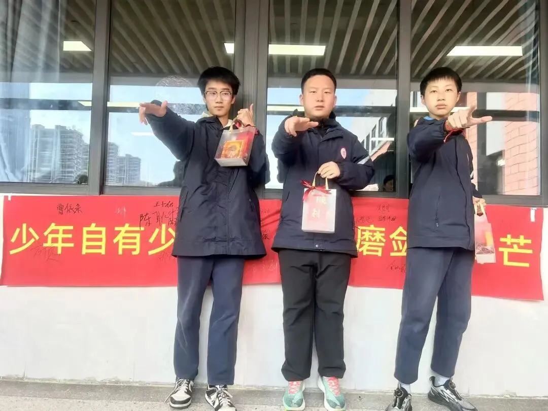 百日砺剑 逐梦中考——南苑中学九(13)班举行初三中考百日誓师活动 第33张 百日砺剑 逐梦中考——南苑中学九(13)班举行初三中考百日誓师活动 第33张