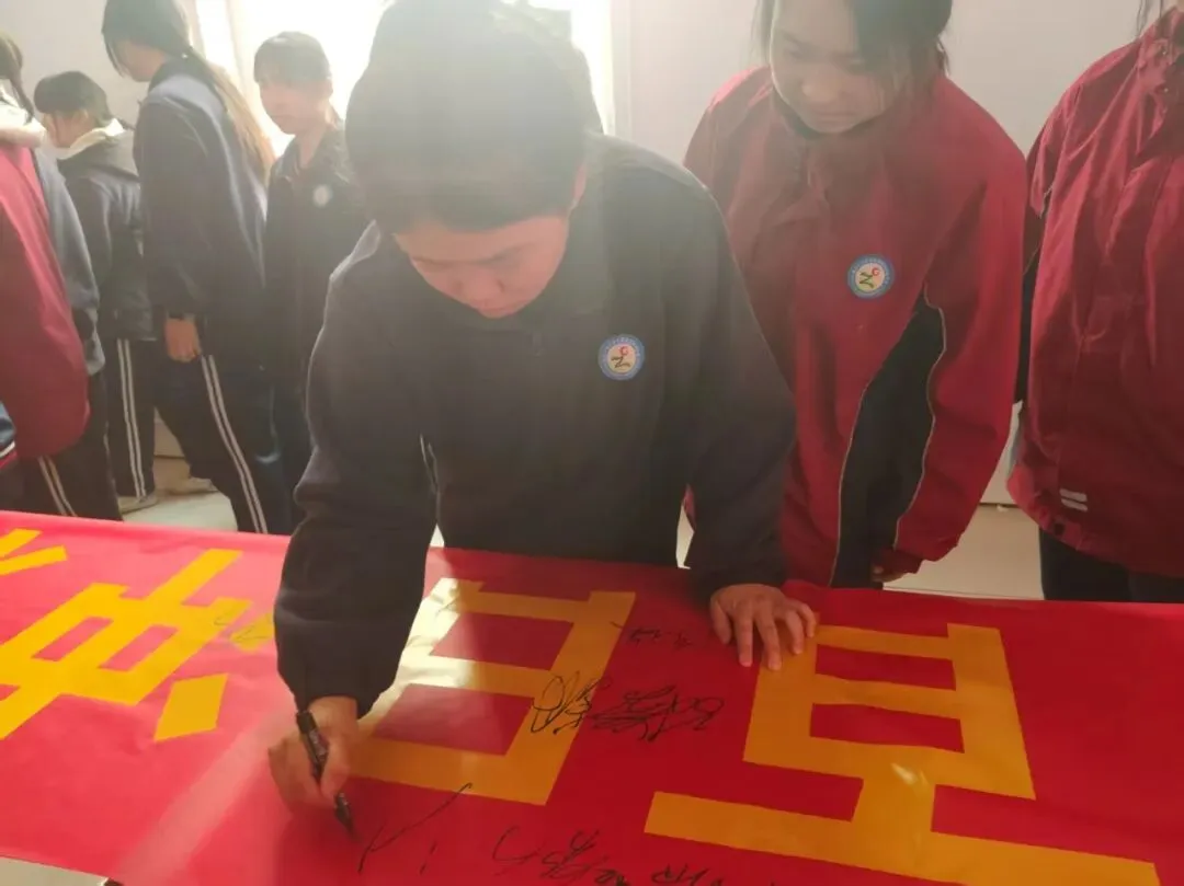 第711期【百日砺剑铸锋芒 逐梦中考启新章】郭磊庄初级中学九年级百日誓师大会圆满举行 第12张 第711期【百日砺剑铸锋芒 逐梦中考启新章】郭磊庄初级中学九年级百日誓师大会圆满举行 第12张