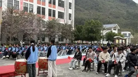 百日燃梦赴中考,十八加冕启新章! 来宾市金秋实验学校这场盛会燃动全场-第19张图片-四季读书网