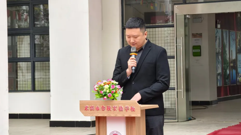 百日燃梦赴中考,十八加冕启新章! 来宾市金秋实验学校这场盛会燃动全场-第26张图片-四季读书网