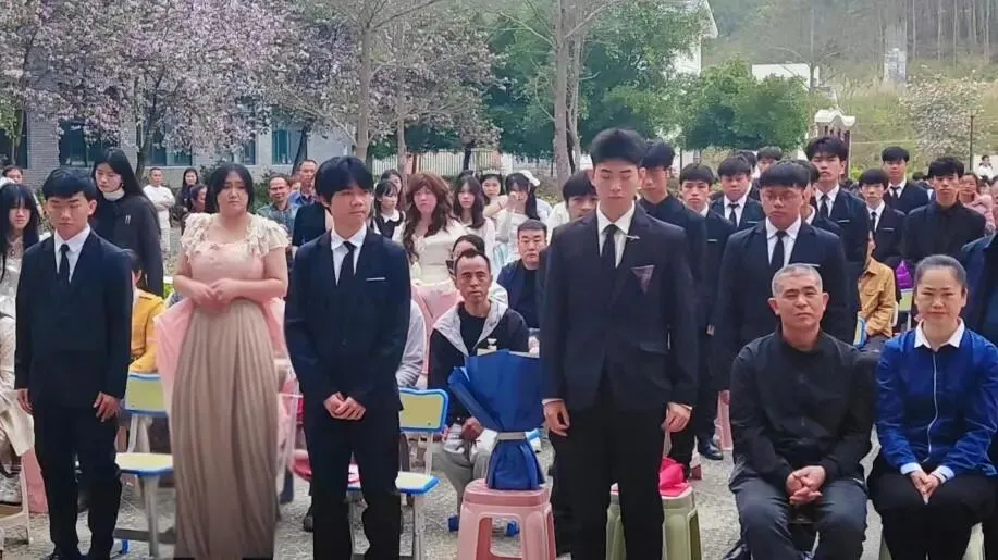 百日燃梦赴中考,十八加冕启新章! 来宾市金秋实验学校这场盛会燃动全场-第27张图片-四季读书网