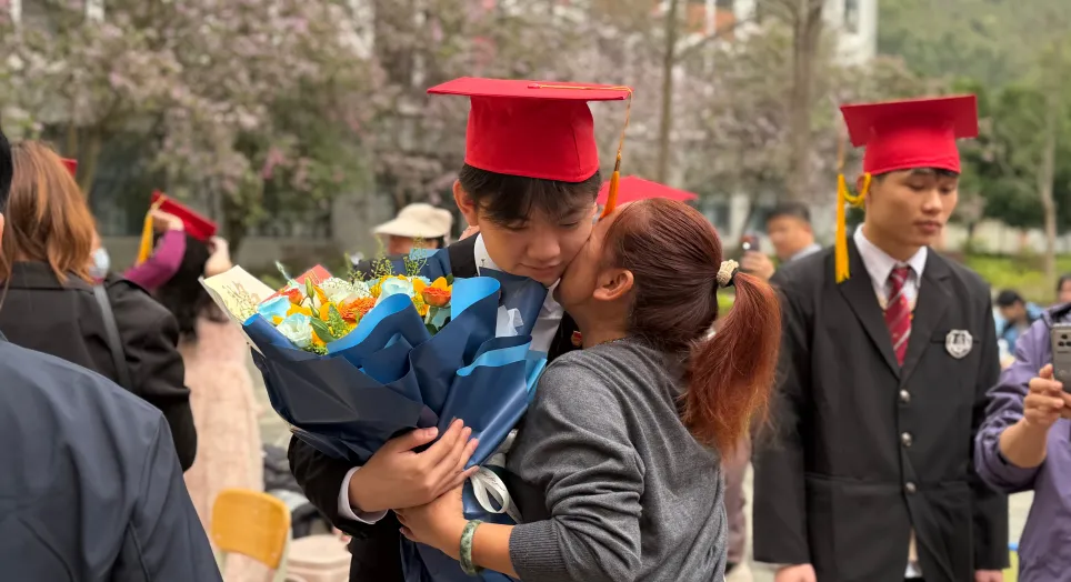 百日燃梦赴中考,十八加冕启新章! 来宾市金秋实验学校这场盛会燃动全场-第31张图片-四季读书网
