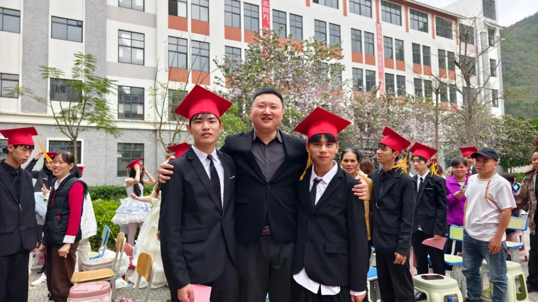 百日燃梦赴中考,十八加冕启新章! 来宾市金秋实验学校这场盛会燃动全场-第32张图片-四季读书网
