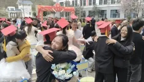 百日燃梦赴中考,十八加冕启新章! 来宾市金秋实验学校这场盛会燃动全场-第33张图片-四季读书网