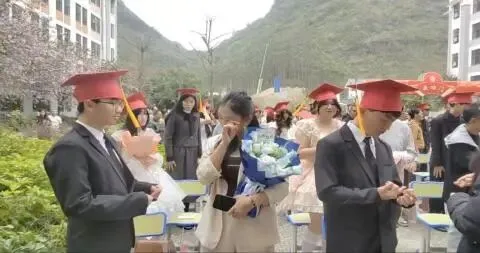 百日燃梦赴中考,十八加冕启新章! 来宾市金秋实验学校这场盛会燃动全场-第34张图片-四季读书网