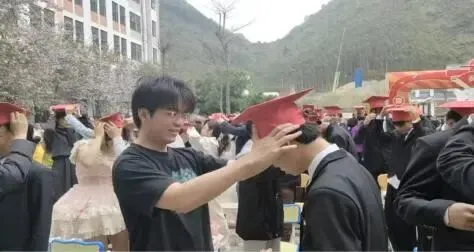 百日燃梦赴中考,十八加冕启新章! 来宾市金秋实验学校这场盛会燃动全场-第35张图片-四季读书网
