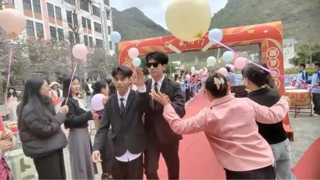 百日燃梦赴中考,十八加冕启新章! 来宾市金秋实验学校这场盛会燃动全场-第38张图片-四季读书网