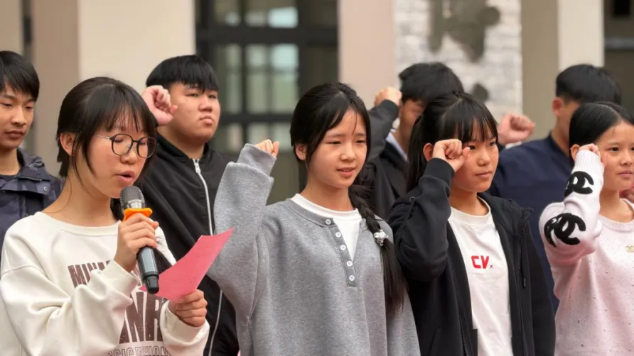 百日燃梦赴中考,十八加冕启新章! 来宾市金秋实验学校这场盛会燃动全场-第43张图片-四季读书网