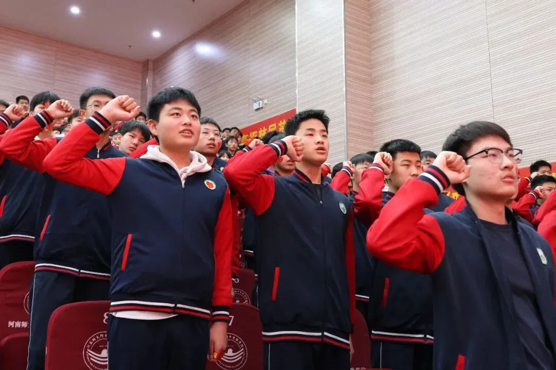百日磨剑志凌云 誓师扬鞭赴中考——我校2023级中考百日誓师大会隆重举行 第15张 百日磨剑志凌云 誓师扬鞭赴中考——我校2023级中考百日誓师大会隆重举行 第15张