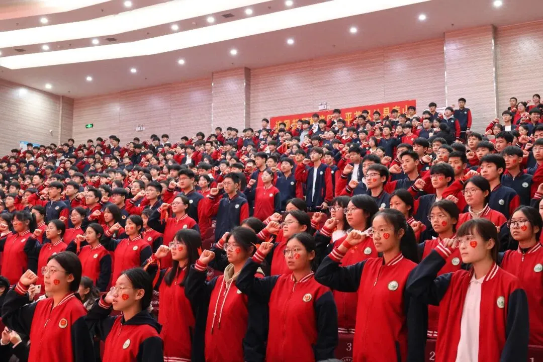 百日磨剑志凌云 誓师扬鞭赴中考——我校2023级中考百日誓师大会隆重举行 第16张 百日磨剑志凌云 誓师扬鞭赴中考——我校2023级中考百日誓师大会隆重举行 第16张
