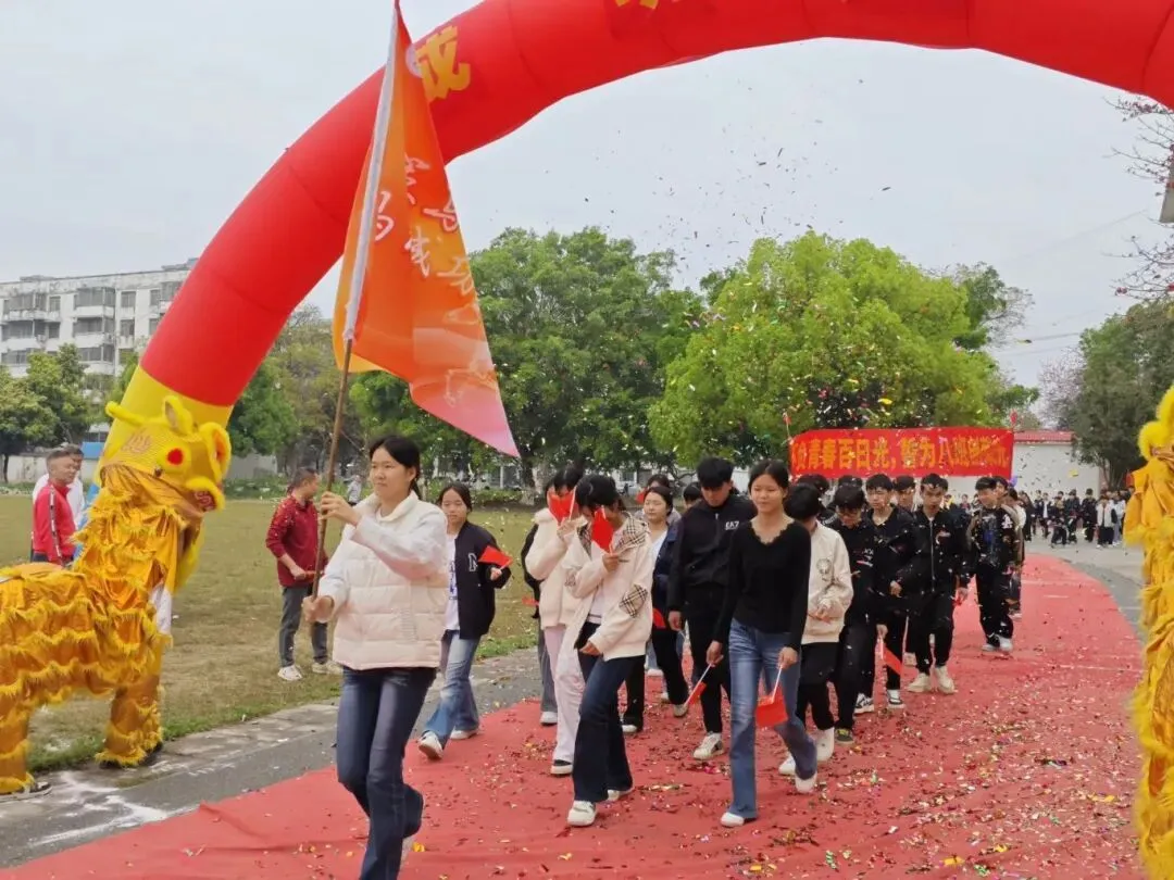 策马扬鞭正当时,圆梦中考在今朝——凤凰八一中学2026年中考百日誓师大会圆满举行 第24张 策马扬鞭正当时,圆梦中考在今朝——凤凰八一中学2026年中考百日誓师大会圆满举行 第24张